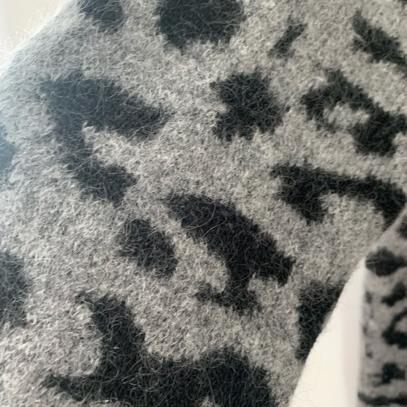 Wool v-neck oversized animal print sweater - Made in Spain - Picture 9 of 10